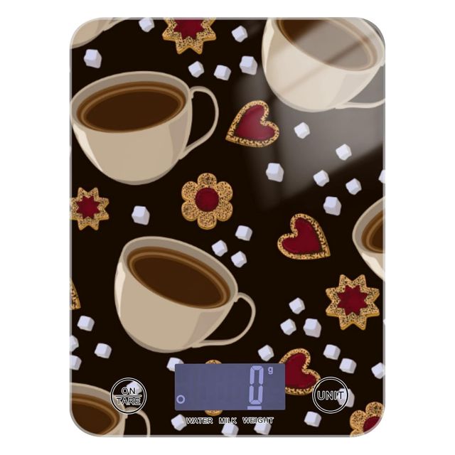 Tasses de café, biscuits floraux et sucre, cubes blancs sur balance de cuisine en verre trempé foncé, poids numérique en grammes et onces pour la cuisine, la cuisson, la préparation des repas, la