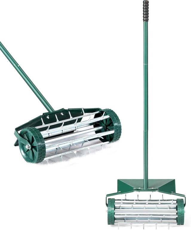FANTASK Rouleau aérateur de pelouse, avec Manche, scarificateur Manuel, Vert, avec Clous de 3 cm et Protection Anti-éclaboussures, 46 x 23 x 127 cm