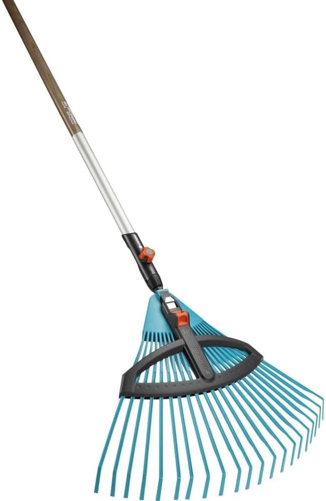 Balai à gazon réglable Combisystem de Gardena - promocion : balai avec dents élastiques réglables en plastique, largeur de travail 35 à 52 cm, travail sans oscillation (3099-30)