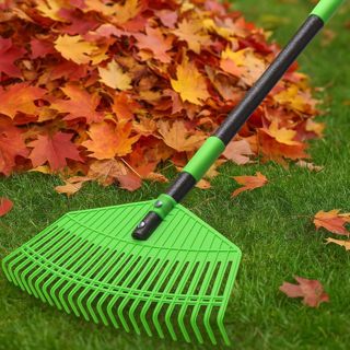 Râteau à feuilles, 42 cm de large pour jardin et pelouse, manche long réglable de 106 cm, râteau en plastique à 23 dents pour balayer les feuilles, l'herbe, les aiguilles de pin, léger pour femmes