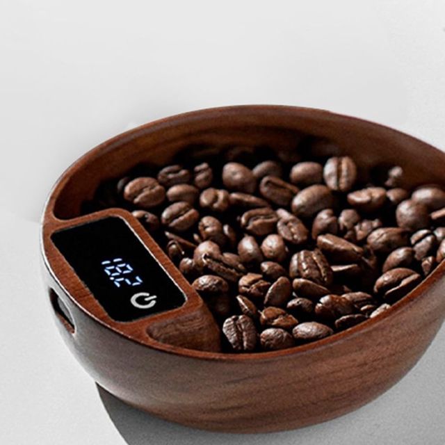 Balance rechargeable en bois de noyer conçue pour le dosage de l'expresso, la pâtisserie et les besoins de pesée de cuisine