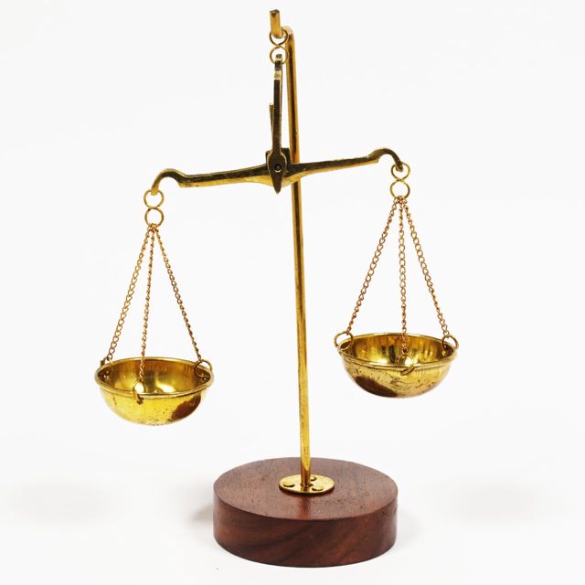 Balance décorative en laiton de style Tarazu ancien et traditionnel, avec support en bois, pour la décoration intérieure.