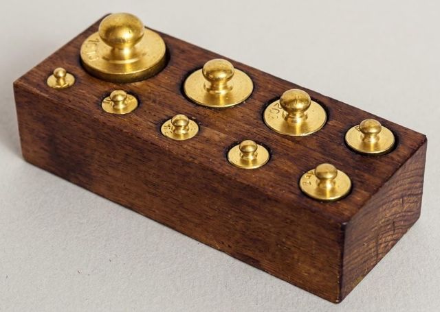 Fabris Uber Socle en bois avec 11 poids balance en laiton différents grammages