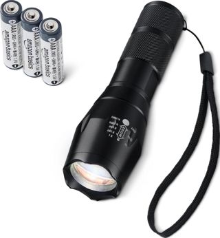 Amazon Basics Lampe Torche LED Portable avec 5 Modes d'Éclairage - Torche 200 Lumens avec Zoom - Lampe en Aluminium Résistante à l'Eau avec Dragonne - Piles Incluses - Noir