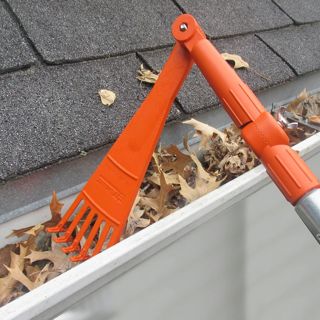 EZ Smart Mini râteau, idéal pour enlever Les Feuilles et Les Branches des toits, gouttières et Autres Zones Hors de portée où Les débris s'accumulent.