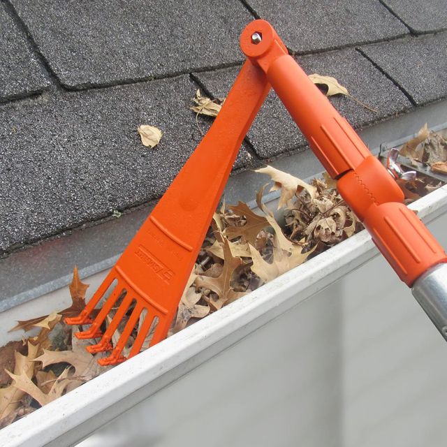 EZ Smart Mini râteau, idéal pour enlever Les Feuilles et Les Branches des toits, gouttières et Autres Zones Hors de portée où Les débris s'accumulent.