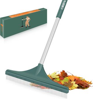 ORIENTOOLS Brosse à gazon artificiel, râteau incurvé pour gazon artificiel avec poignée en acier réglable de 80 à 134 cm, faux râteau avec brosse PA pour pelouses et ramasser les feuilles