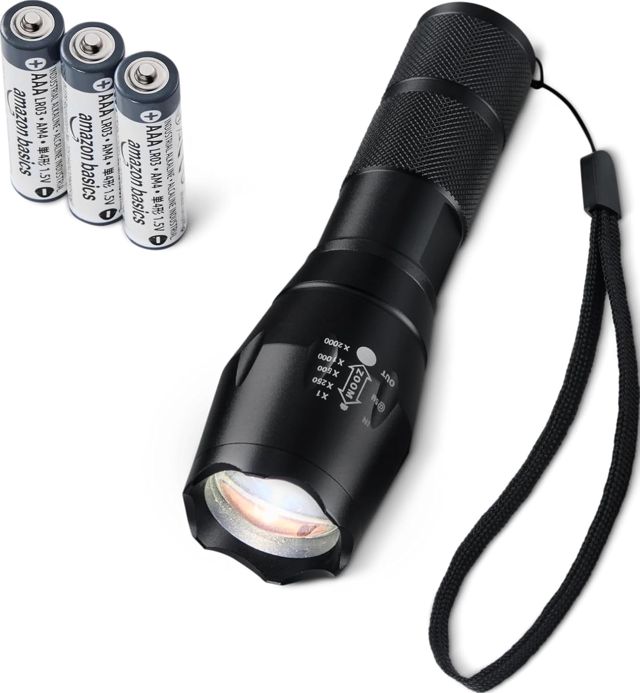 Amazon Basics Lampe Torche LED Portable avec 5 Modes d'Éclairage - Torche 200 Lumens avec Zoom - Lampe en Aluminium Résistante à l'Eau avec Dragonne - Piles Incluses - Noir
